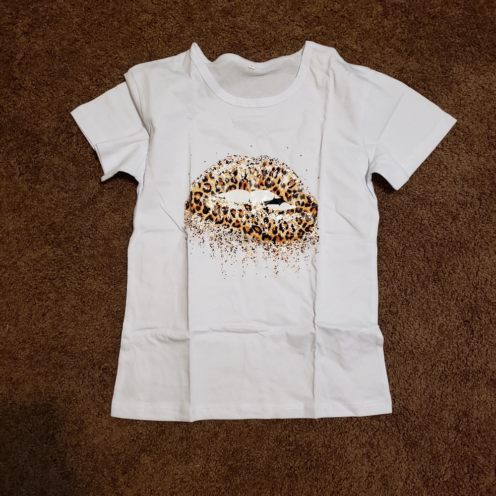 Leopard lips graphic tee